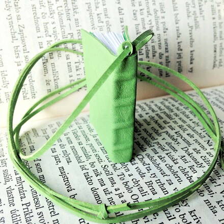 Veľký knižkový náhrdelník - zelený